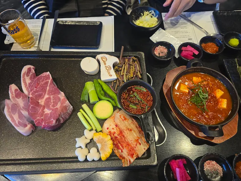 흑돼지 오겹살과 푸짐한 한 상 차림