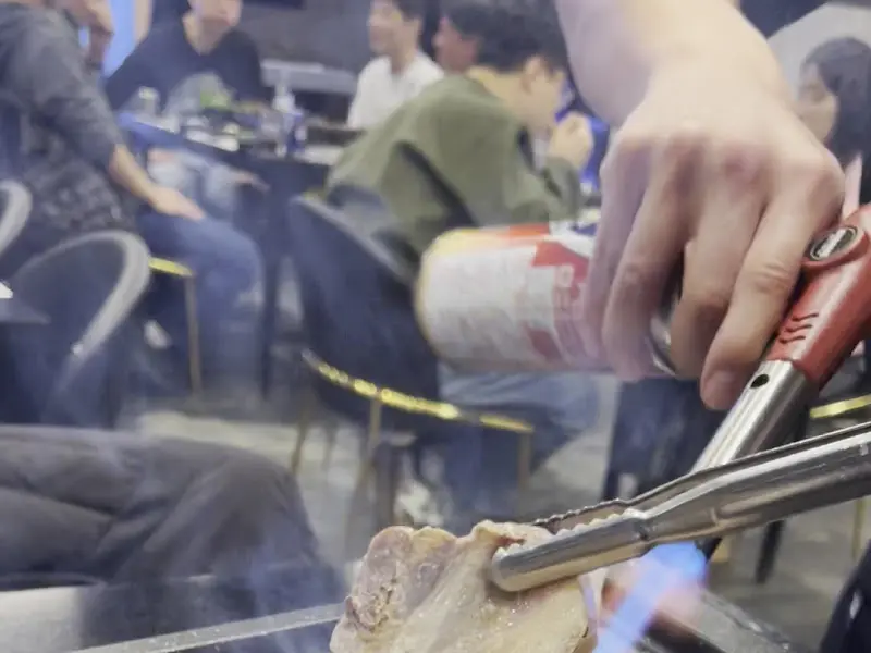 고기 구워주는 직원