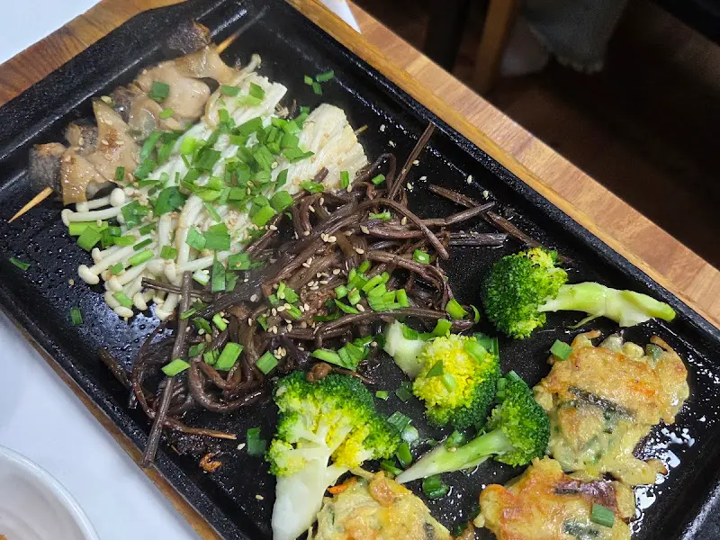 해산물과 버섯 철판 구이