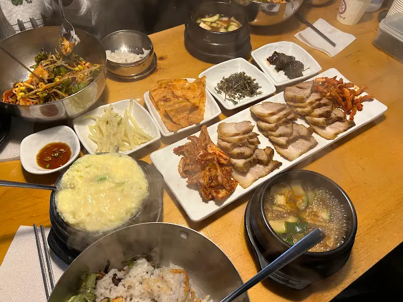 푸짐하게 차려진 보쌈 정식 한 상 차림