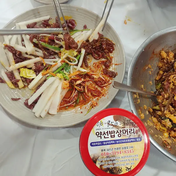 다채로운 재료가 어우러진 비빔밥 한 그릇