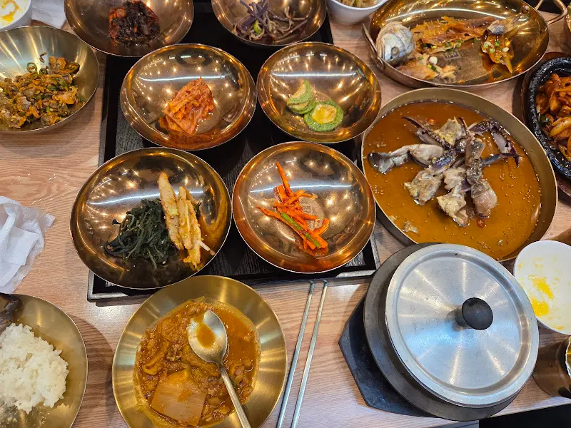 다양한 반찬이 담긴 놋그릇