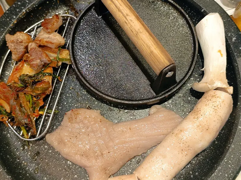 불판 위의 대창과 삼겹살