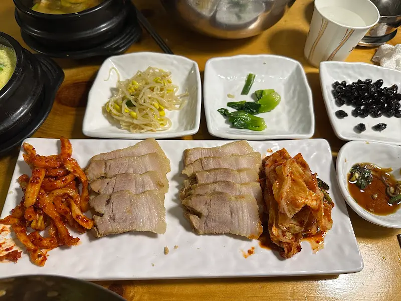 보쌈과 다양한 반찬들