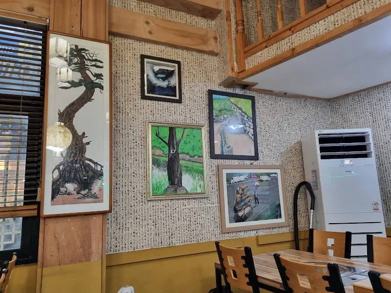 벽에 걸린 그림들