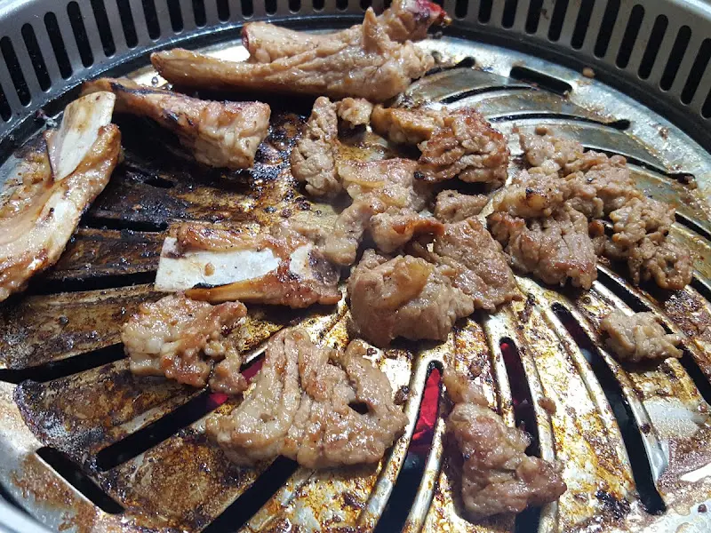 숯불 위에서 익어가는 돼지갈비