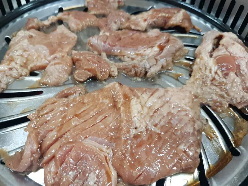 돼지갈비 굽는 모습