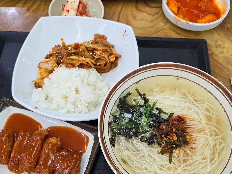 푸짐한 오늘의 특선요리 한 상