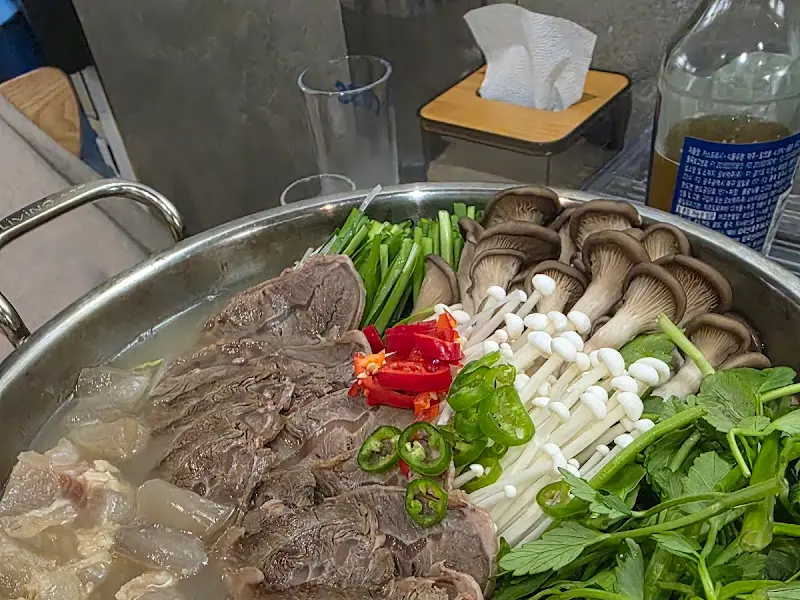 전골에 들어간 아롱사태, 스지, 채소 클로즈업