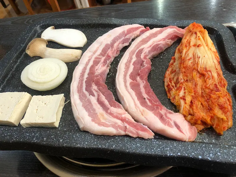 불판 위에서 익어가는 오겹살