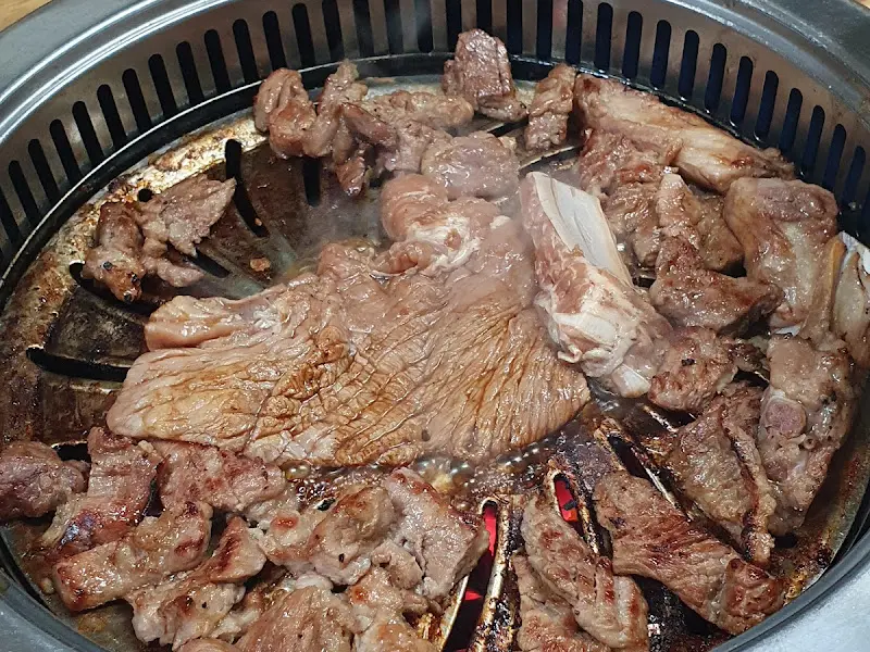 숯불에 구워진 돼지갈비