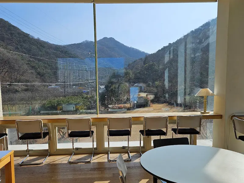 통유리창 밖으로 보이는 무등산 뷰