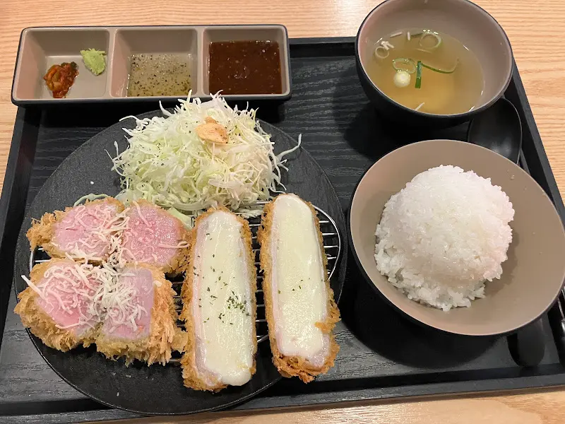 정갈하게 차려진 안심카츠 한 상