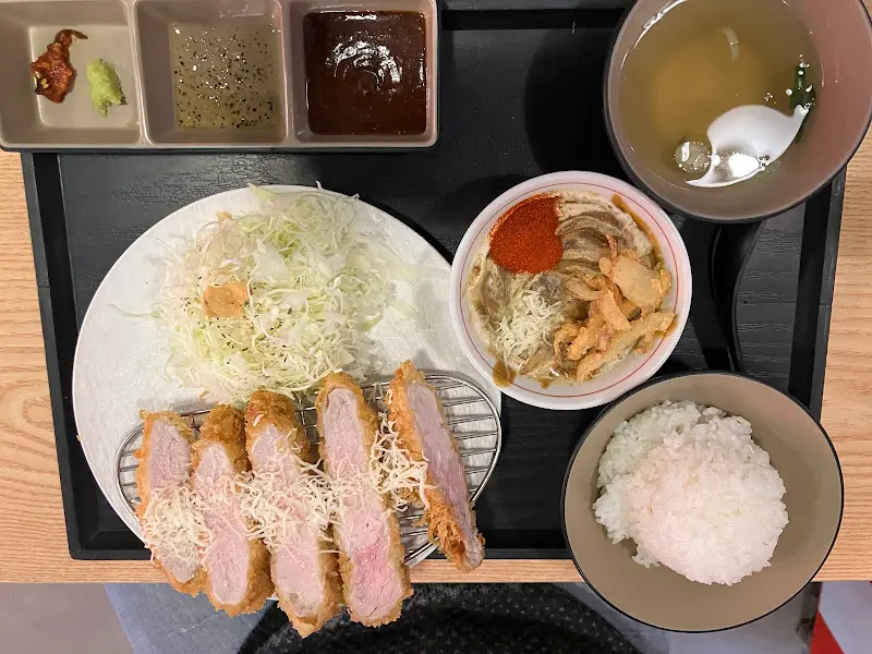 먹음직스러운 안심카츠와 다양한 소스