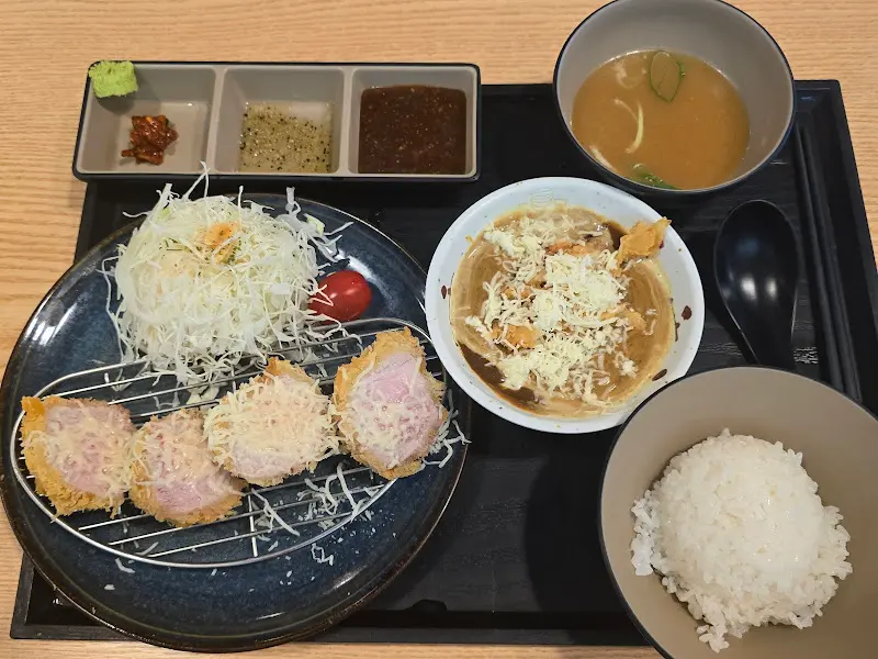 한상 가득 차려진 돈가스