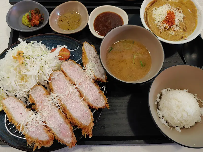 다채로운 돈가스 한 상