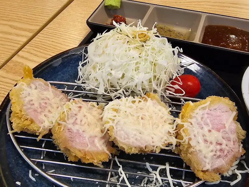 돈가스와 양배추 샐러드의 조화