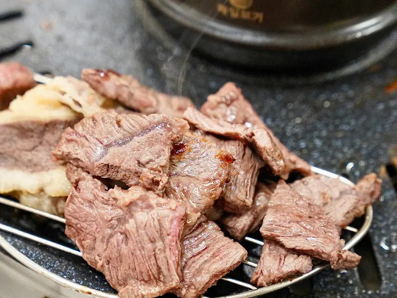 불판 위에서 맛있게 익어가는 차돌박이