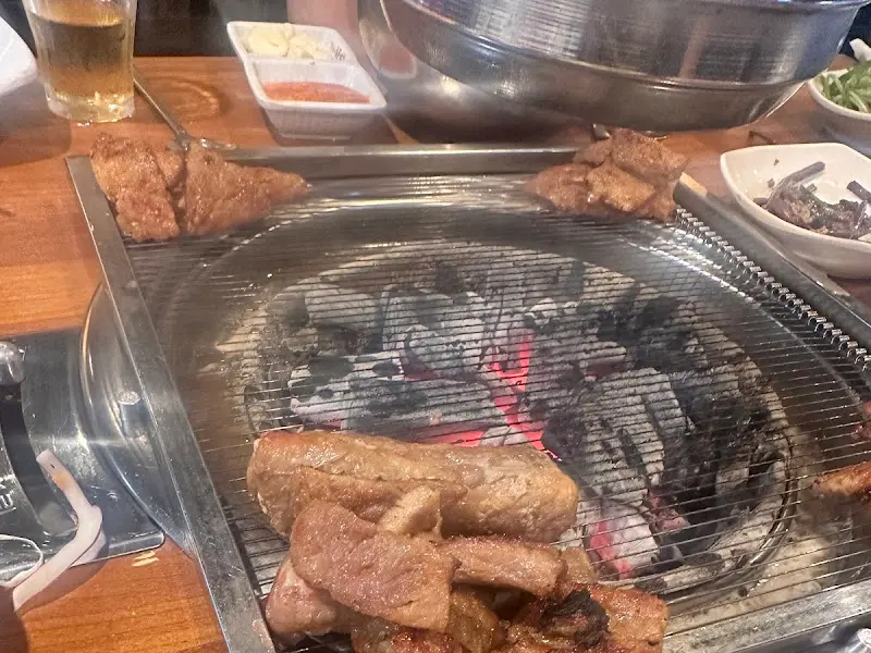 숯불에 구워지는 소갈비살