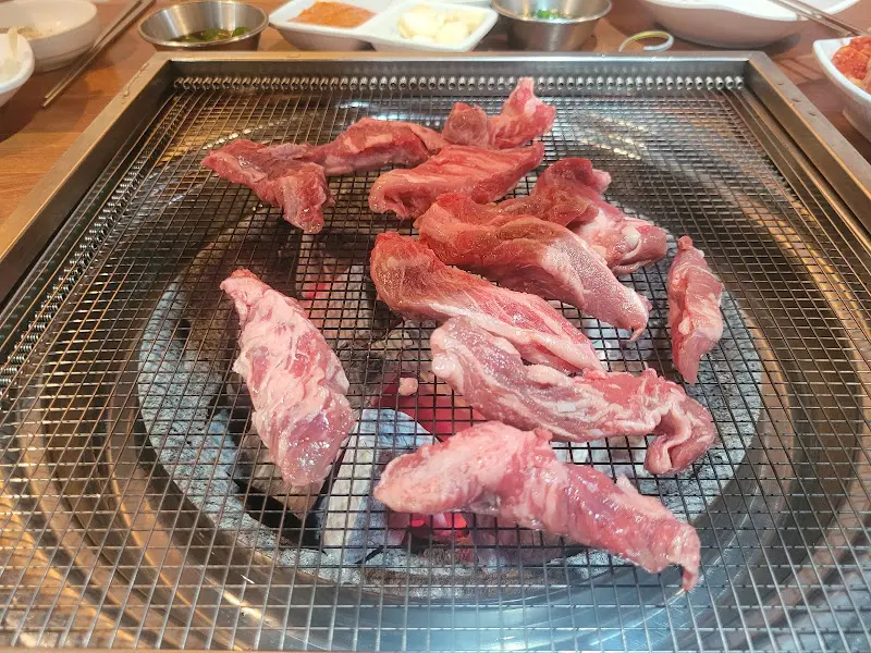 불판 위의 생갈비살