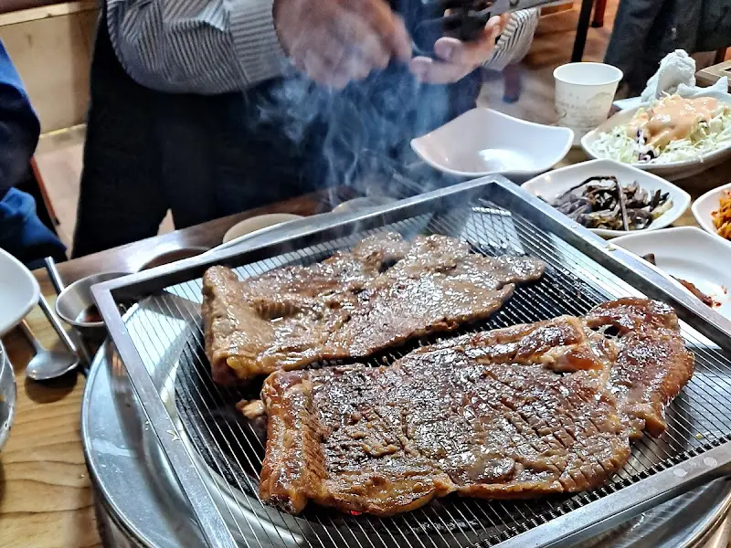 양념갈비 굽는 모습