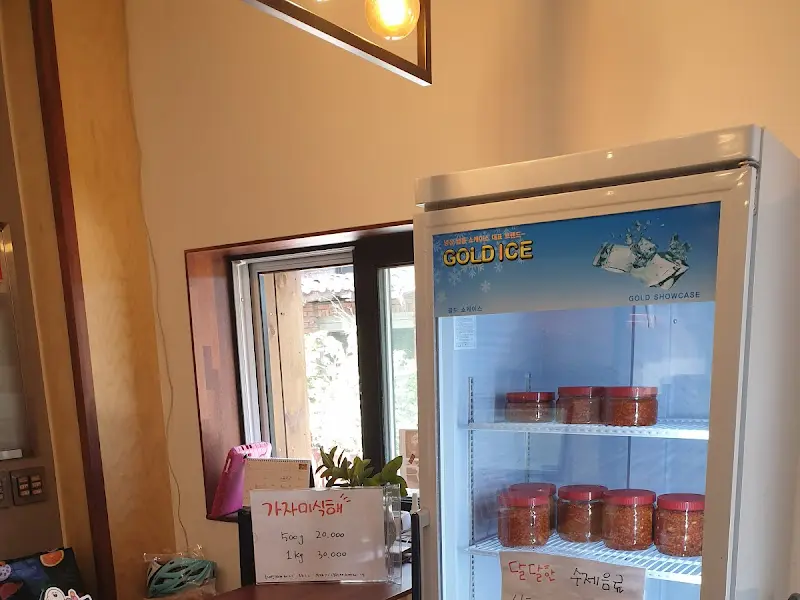 깔끔하게 정돈된 식당 내부