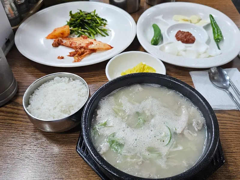 돼지국밥 한상차림