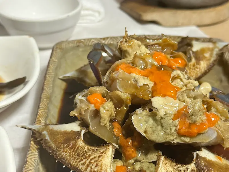 게딱지에 가득 찬 알