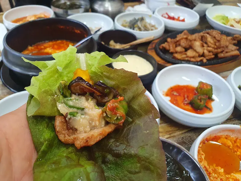 쌈을 싸서 먹는 모습