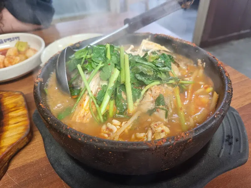 섞어탕 국자로 뜨는 모습