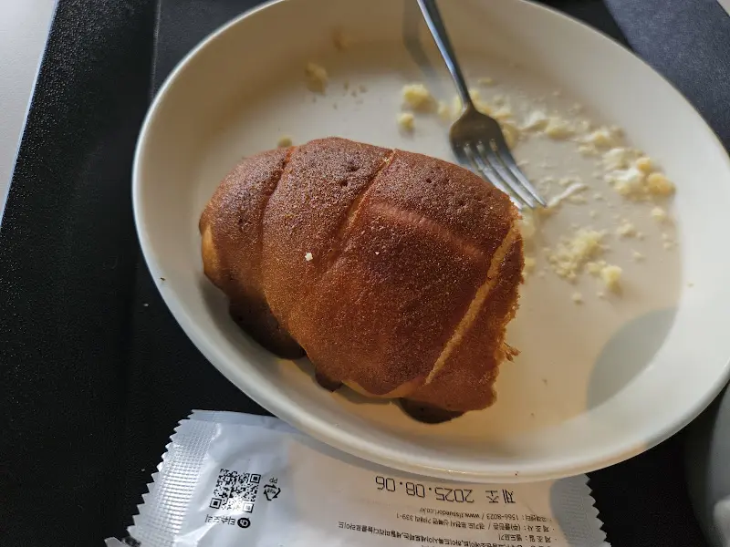 다 먹은 빵 접시