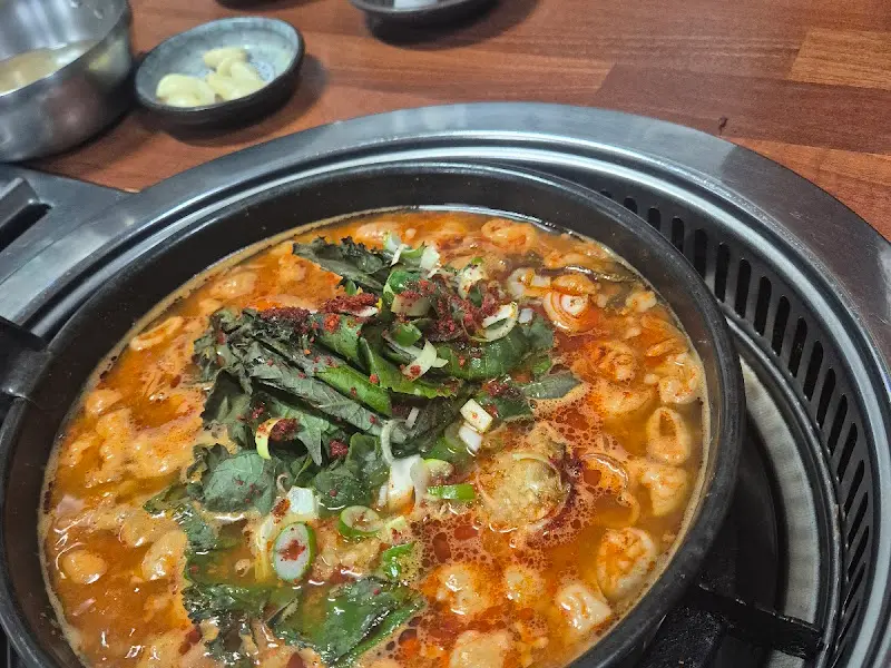 푸짐한 곱창전골의 모습