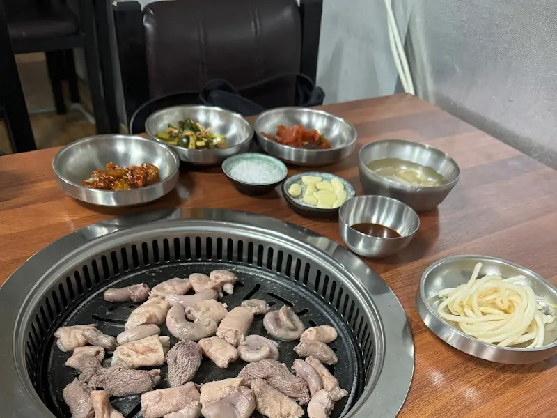 밑반찬과 곱창구이, 곱창전골이 차려진 테이블