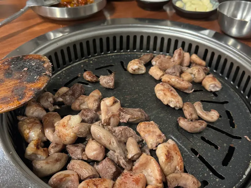 불판 위에서 구워지고 있는 곱창과 갈매기살