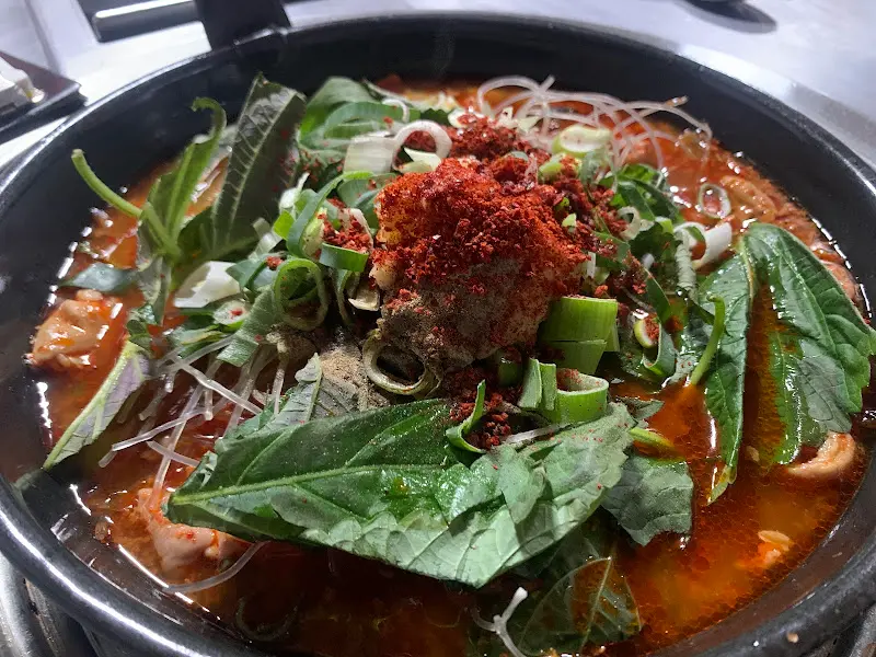 곱창전골 속 채소와 곱창