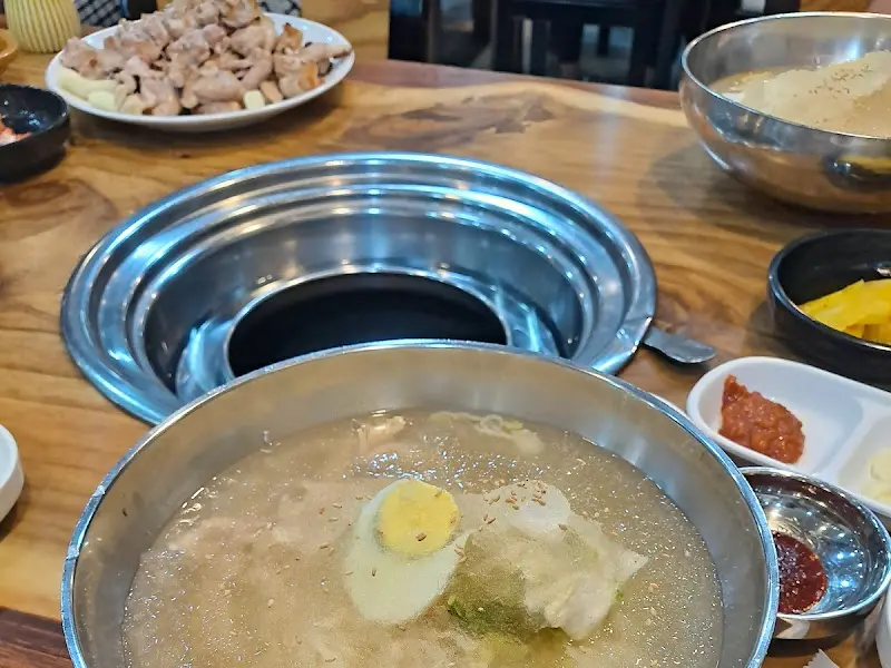 닭구이와 초계국수 한 상 차림