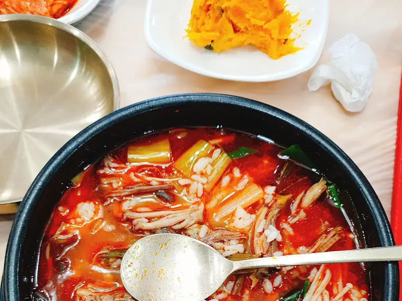 뚝배기에 담겨 나오는 육개장