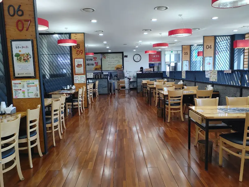 넓고 깔끔한 홀 내부