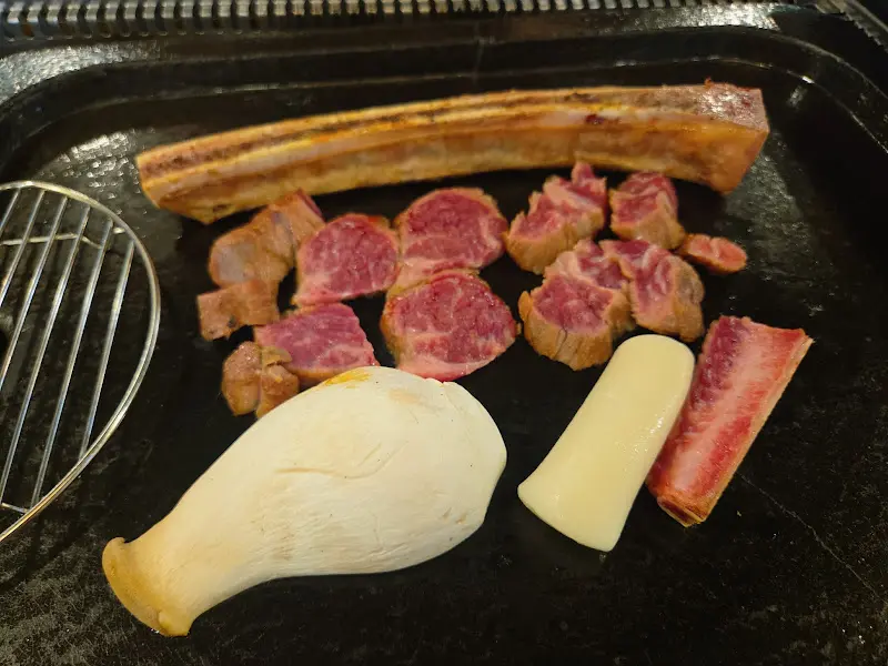 먹음직스럽게 구워진 우대갈비와 버섯