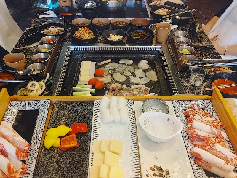 테이블 가득 차려진 풍성한 한 상 차림