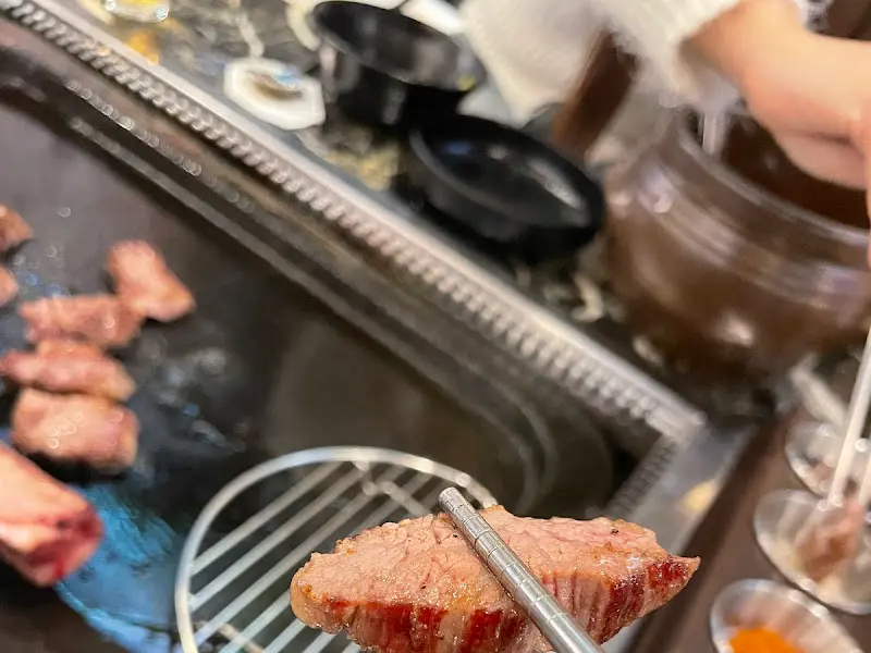 잘 구워진 우대갈비를 집는 모습