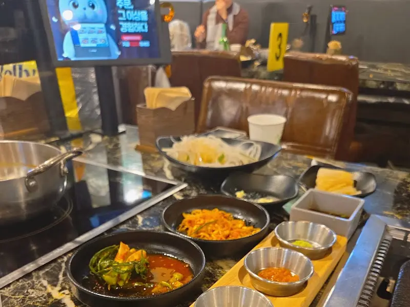 깔끔하게 정돈된 테이블과 주변 풍경