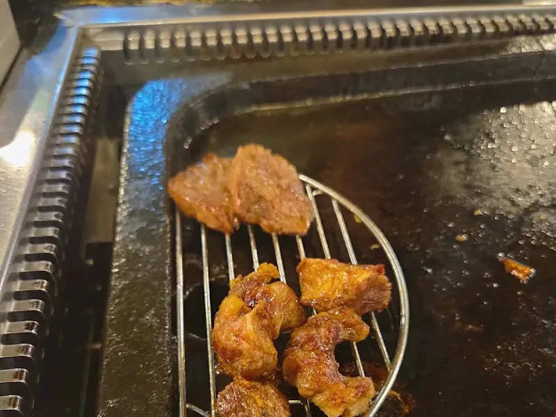 불판 위에서 익어가는 우대갈비