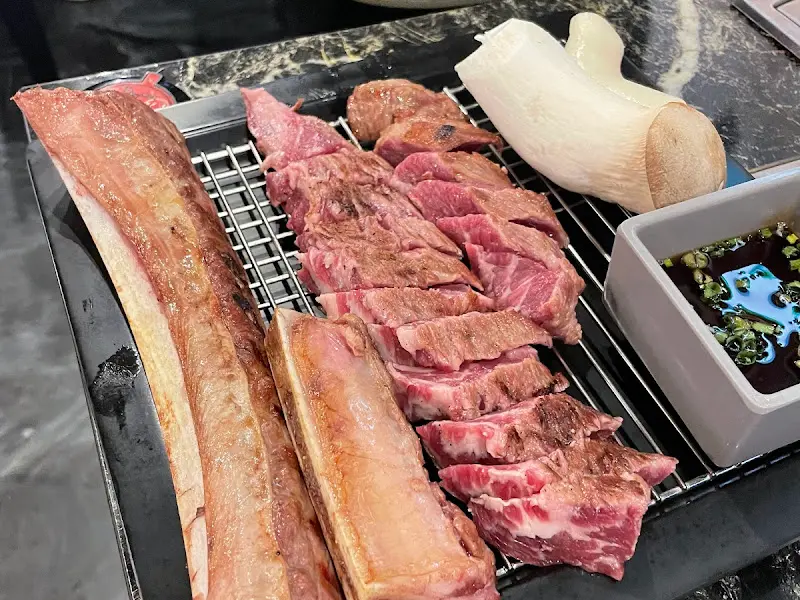 초벌되어 나온 우대갈비와 버섯