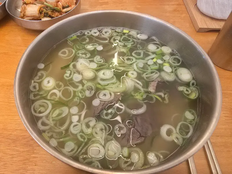 파가 듬뿍 올라간 곰탕의 모습