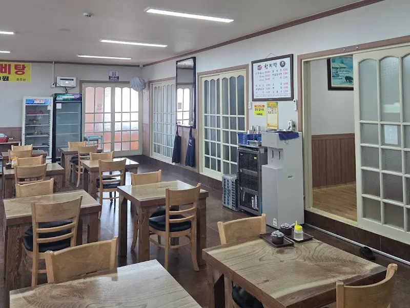 넓고 깔끔한 식당 내부