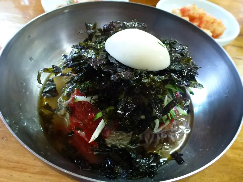 김가루가 듬뿍 뿌려진 물막국수