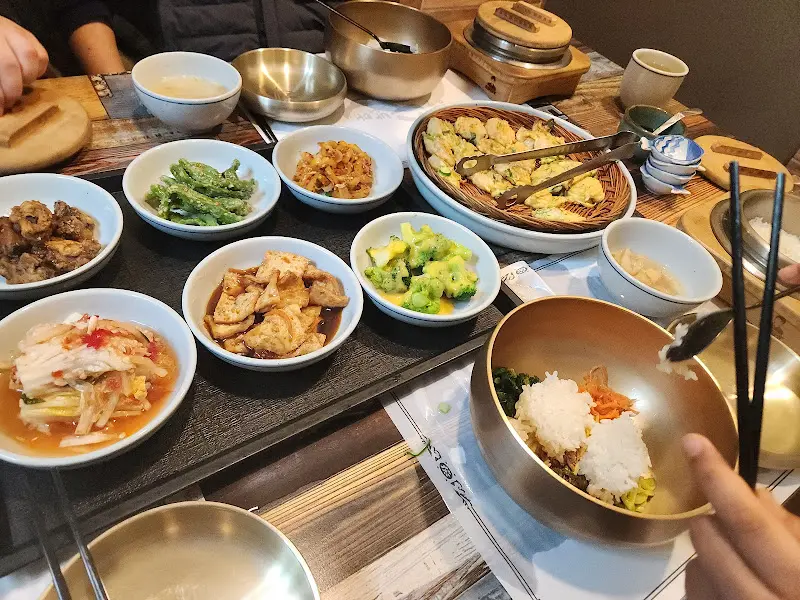 정갈하게 차려진 반찬들