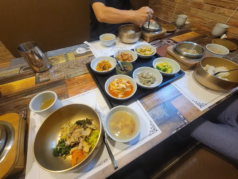 전복 비빔밥과 황태탕 한상차림