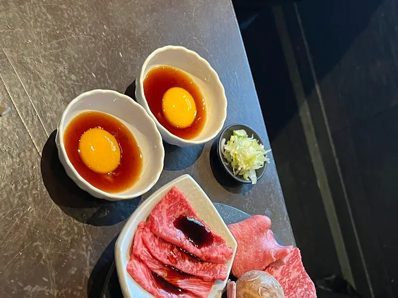 윤기가 흐르는 야끼니꾸와 신선한 노른자